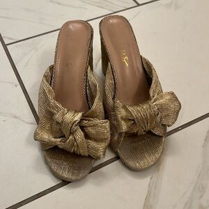 Lulus size 7 gold bow heels